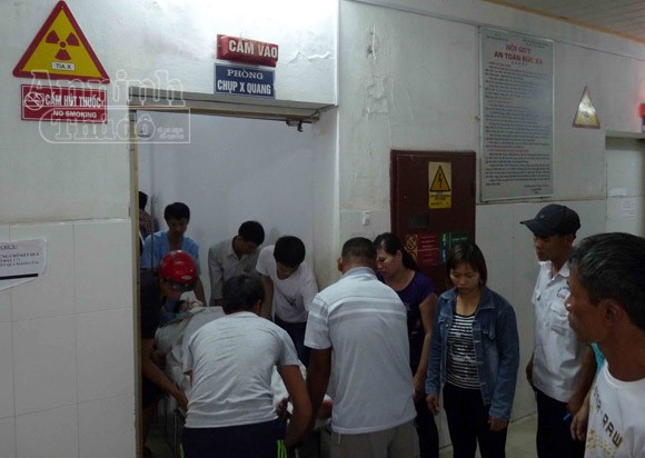 Ô tô “điên” đâm liên hoàn, 5 người nhập viện ảnh 4 Ô tô “điên” đâm liên hoàn, 5 người nhập viện ảnh 4