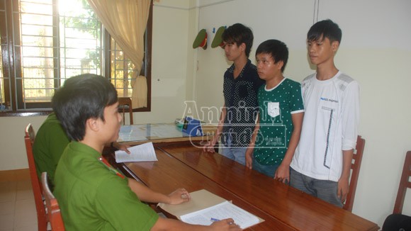 Liều mạng nằm giữa đường chặn xe, cướp tài sản ảnh 1 Liều mạng nằm giữa đường chặn xe, cướp tài sản ảnh 1