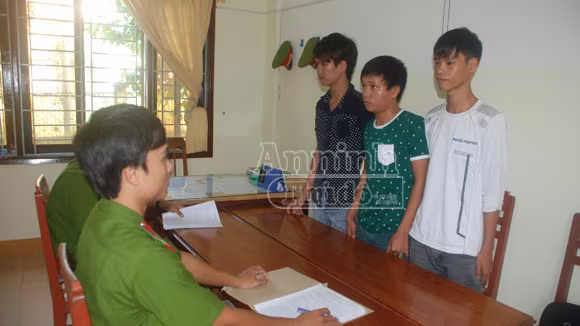 Liều mạng nằm giữa đường chặn xe, cướp tài sản ảnh 1 Liều mạng nằm giữa đường chặn xe, cướp tài sản ảnh 1