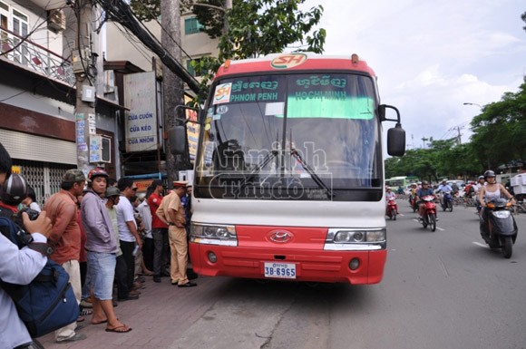 Xe khách biển số nước ngoài cán chết người rồi tháo chạy ảnh 2 Xe khách biển số nước ngoài cán chết người rồi tháo chạy ảnh 2