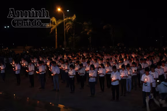 Hơn 1.000 bạn trẻ thắp nến tưởng nhớ Đại tướng Võ Nguyên Giáp ảnh 1 Hơn 1.000 bạn trẻ thắp nến tưởng nhớ Đại tướng Võ Nguyên Giáp ảnh 1