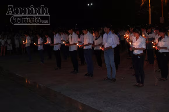 Hơn 1.000 bạn trẻ thắp nến tưởng nhớ Đại tướng Võ Nguyên Giáp ảnh 2 Hơn 1.000 bạn trẻ thắp nến tưởng nhớ Đại tướng Võ Nguyên Giáp ảnh 2