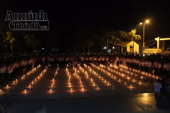 Hơn 1.000 bạn trẻ thắp nến tưởng nhớ Đại tướng Võ Nguyên Giáp ảnh 4 Hơn 1.000 bạn trẻ thắp nến tưởng nhớ Đại tướng Võ Nguyên Giáp ảnh 4