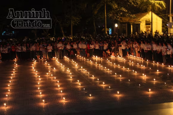 Hơn 1.000 bạn trẻ thắp nến tưởng nhớ Đại tướng Võ Nguyên Giáp ảnh 5 Hơn 1.000 bạn trẻ thắp nến tưởng nhớ Đại tướng Võ Nguyên Giáp ảnh 5