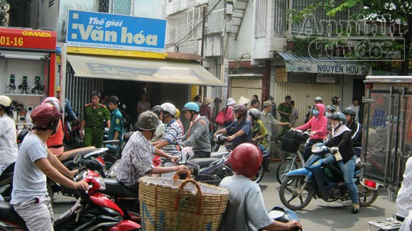 Cháy nhà giữa khu dân cư, nhiều tài sản bị thiêu rụi ảnh 3 Cháy nhà giữa khu dân cư, nhiều tài sản bị thiêu rụi ảnh 3