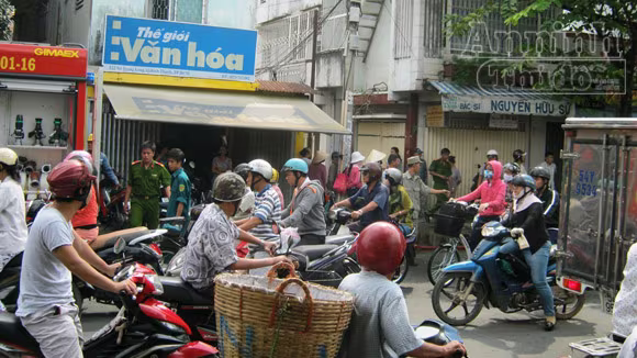 Cháy nhà giữa khu dân cư, nhiều tài sản bị thiêu rụi ảnh 3 Cháy nhà giữa khu dân cư, nhiều tài sản bị thiêu rụi ảnh 3