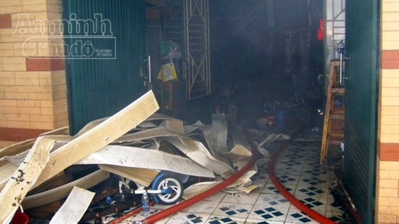 Cháy nhà giữa khu dân cư, nhiều tài sản bị thiêu rụi ảnh 2 Cháy nhà giữa khu dân cư, nhiều tài sản bị thiêu rụi ảnh 2