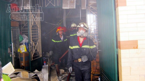 Cháy nhà giữa khu dân cư, nhiều tài sản bị thiêu rụi ảnh 1 Cháy nhà giữa khu dân cư, nhiều tài sản bị thiêu rụi ảnh 1