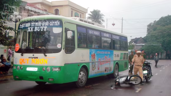 Vượt ẩu, bị xe buýt cán gãy chân ảnh 1 Vượt ẩu, bị xe buýt cán gãy chân ảnh 1