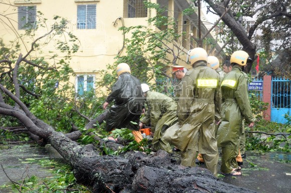 Công an Đà Nẵng: Tích cực giúp dân phòng chống, khắc phục hậu quả bão lũ ảnh 3 Công an Đà Nẵng: Tích cực giúp dân phòng chống, khắc phục hậu quả bão lũ ảnh 3