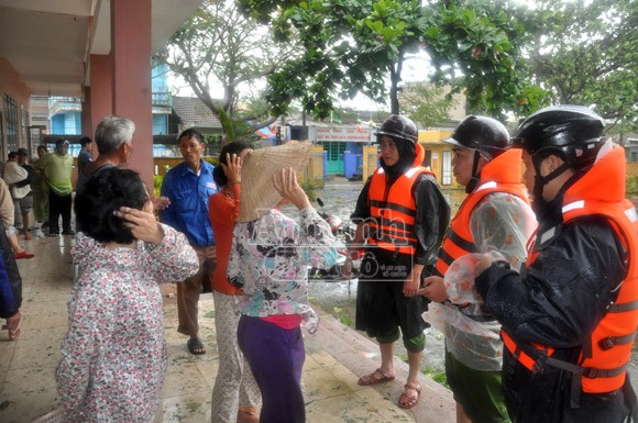 Công an Đà Nẵng: Tích cực giúp dân phòng chống, khắc phục hậu quả bão lũ ảnh 2 Công an Đà Nẵng: Tích cực giúp dân phòng chống, khắc phục hậu quả bão lũ ảnh 2
