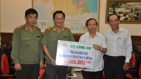 Bộ Công an ủng hộ Đà Nẵng 800 triệu đồng khắc phục hậu quả bão số 11 ảnh 1 Bộ Công an ủng hộ Đà Nẵng 800 triệu đồng khắc phục hậu quả bão số 11 ảnh 1