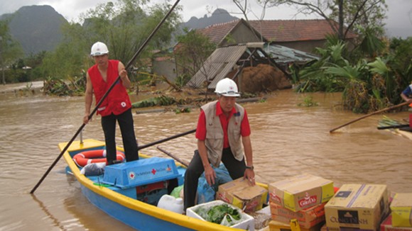 Cứu trợ khẩn cấp hơn 2 tỷ đồng cho đồng bào miền Trung bị bão lũ ảnh 1 Cứu trợ khẩn cấp hơn 2 tỷ đồng cho đồng bào miền Trung bị bão lũ ảnh 1