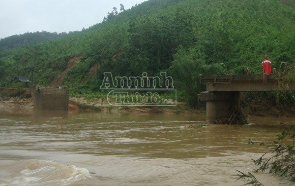 Khẩn cấp chi tiền, lương thực cứu giúp bà con vùng lũ ảnh 1 Khẩn cấp chi tiền, lương thực cứu giúp bà con vùng lũ ảnh 1