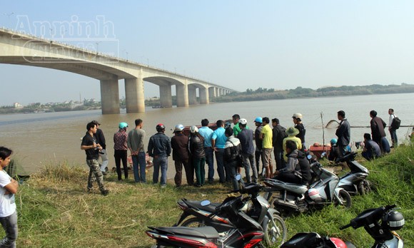 Đang nỗ lực tìm kiếm thi thể nạn nhân dưới chân cầu Thanh Trì ảnh 4 Đang nỗ lực tìm kiếm thi thể nạn nhân dưới chân cầu Thanh Trì ảnh 4