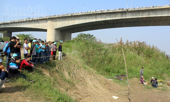 Đang nỗ lực tìm kiếm thi thể nạn nhân dưới chân cầu Thanh Trì ảnh 6 Đang nỗ lực tìm kiếm thi thể nạn nhân dưới chân cầu Thanh Trì ảnh 6
