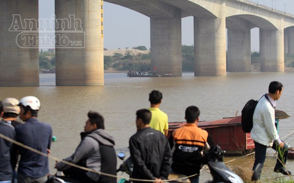 Đang nỗ lực tìm kiếm thi thể nạn nhân dưới chân cầu Thanh Trì ảnh 1 Đang nỗ lực tìm kiếm thi thể nạn nhân dưới chân cầu Thanh Trì ảnh 1