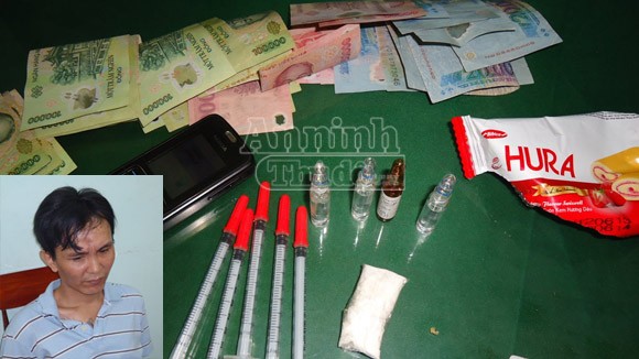 Giấu ma túy trong hộp bánh ngọt vẫn không thoát ảnh 1 Giấu ma túy trong hộp bánh ngọt vẫn không thoát ảnh 1