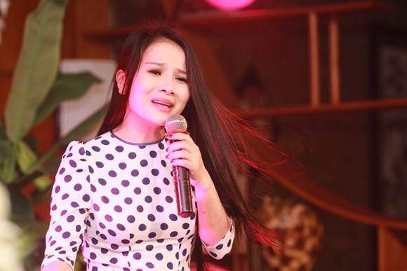 Ngọc Anh diện váy xẻ V táo bạo khoe vòng 1 hững hờ ảnh 7 Ngọc Anh diện váy xẻ V táo bạo khoe vòng 1 hững hờ ảnh 7