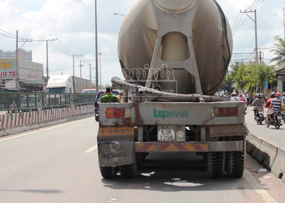 Chồng khóc ngất khi chứng kiến vợ, con tử vong dưới bánh xe bồn ảnh 2 Chồng khóc ngất khi chứng kiến vợ, con tử vong dưới bánh xe bồn ảnh 2