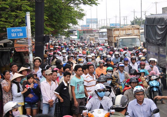 Chồng khóc ngất khi chứng kiến vợ, con tử vong dưới bánh xe bồn ảnh 3 Chồng khóc ngất khi chứng kiến vợ, con tử vong dưới bánh xe bồn ảnh 3