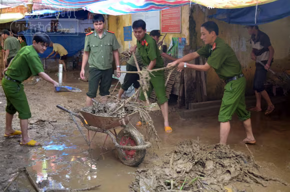 Quảng Ngãi: Hoang tàn sau mưa lũ ảnh 2 Quảng Ngãi: Hoang tàn sau mưa lũ ảnh 2