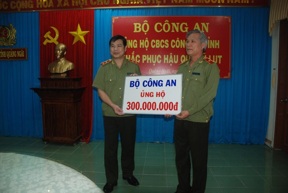 Bộ Công an hỗ trợ Công an Quảng Ngãi 300 triệu đồng, khắc phục hậu quả bão lũ ảnh 1 Bộ Công an hỗ trợ Công an Quảng Ngãi 300 triệu đồng, khắc phục hậu quả bão lũ ảnh 1