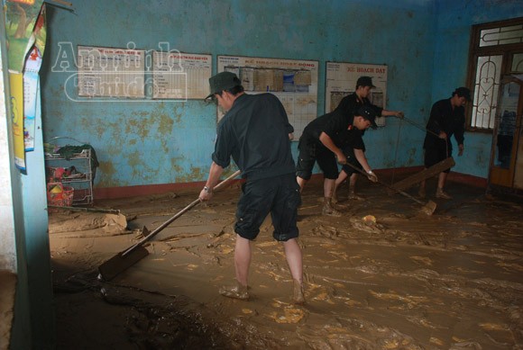 Giáo viên vùng lũ nào dám mơ hoa ngày 20-11 ảnh 1 Giáo viên vùng lũ nào dám mơ hoa ngày 20-11 ảnh 1