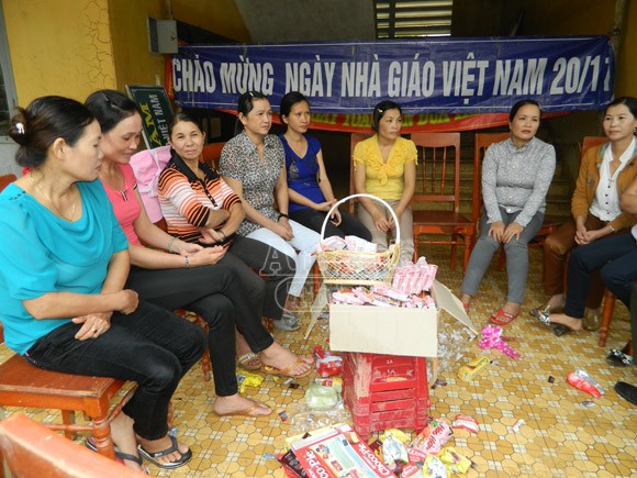 Đắng lòng, giáo viên vùng lũ ăn mì tôm sống mừng ngày 20-11 ảnh 1 Đắng lòng, giáo viên vùng lũ ăn mì tôm sống mừng ngày 20-11 ảnh 1