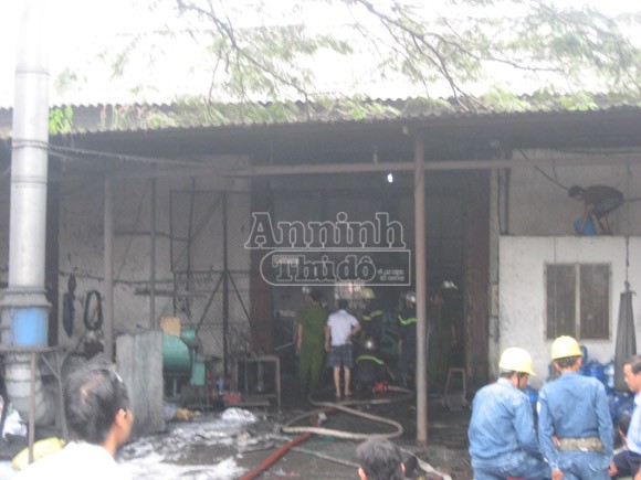 Cháy nhà xưởng, gần chục công nhân nỗ lực chữa cháy bất thành ảnh 1 Cháy nhà xưởng, gần chục công nhân nỗ lực chữa cháy bất thành ảnh 1