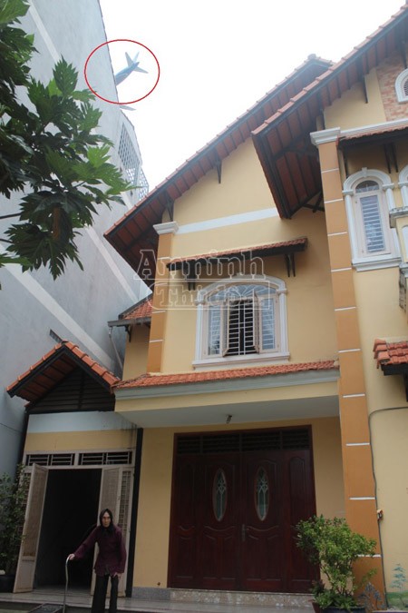 Nghi vấn máy bay hạ cánh quá sát, gây tốc mái nhà dân ảnh 4 Nghi vấn máy bay hạ cánh quá sát, gây tốc mái nhà dân ảnh 4