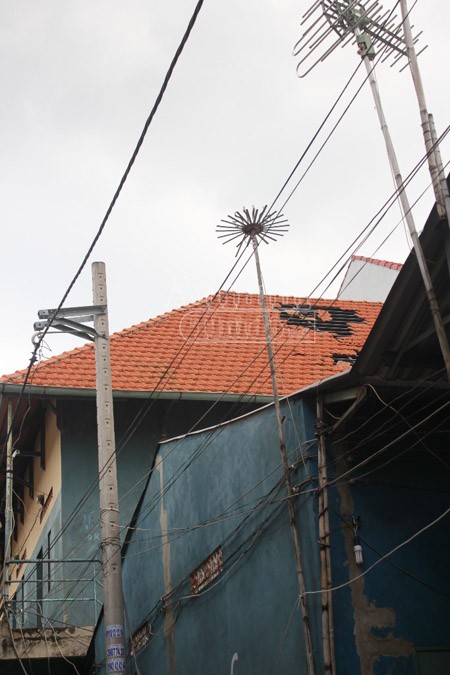 Nghi vấn máy bay hạ cánh quá sát, gây tốc mái nhà dân ảnh 3 Nghi vấn máy bay hạ cánh quá sát, gây tốc mái nhà dân ảnh 3
