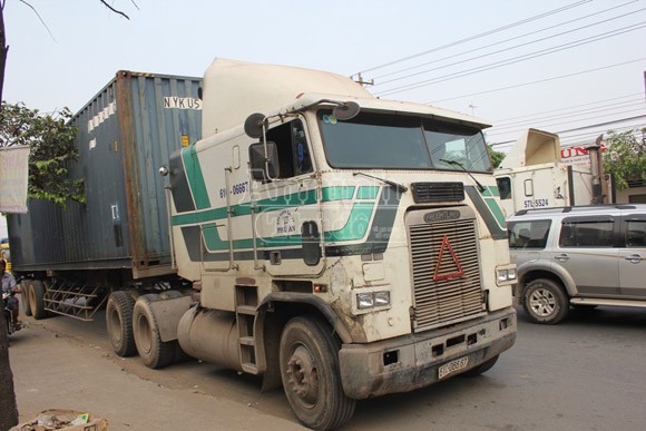 Nữ công nhân chết thảm dưới bánh xe container ảnh 1 Nữ công nhân chết thảm dưới bánh xe container ảnh 1