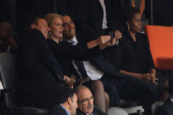 Tổng thống Barack Obama gây "bão", khi chụp ảnh "tự sướng" ảnh 1 Tổng thống Barack Obama gây "bão", khi chụp ảnh "tự sướng" ảnh 1