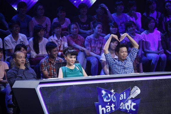 Thu Minh cầm phi tiêu kề cổ rocker Phạm Anh Khoa ảnh 7 Thu Minh cầm phi tiêu kề cổ rocker Phạm Anh Khoa ảnh 7