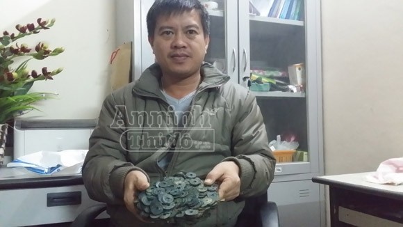 Một người dân đào được hũ tiền cổ nặng gần 10kg ảnh 2 Một người dân đào được hũ tiền cổ nặng gần 10kg ảnh 2