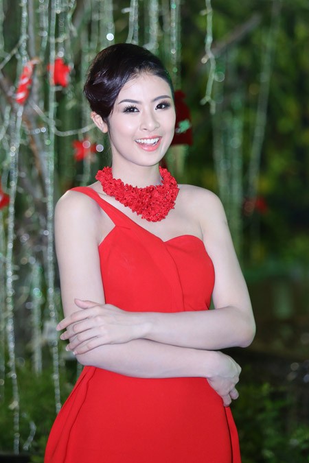 Ngọc Hân, Kim Dung kiêu sa trong sắc đỏ ảnh 5 Ngọc Hân, Kim Dung kiêu sa trong sắc đỏ ảnh 5
