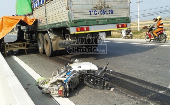 Bị xe tải kéo lê 10m, người đàn ông tử vong tại chỗ ảnh 1 Bị xe tải kéo lê 10m, người đàn ông tử vong tại chỗ ảnh 1