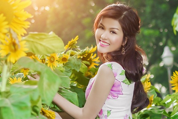Oanh Yến rực rỡ dưới nắng xuân ảnh 3 Oanh Yến rực rỡ dưới nắng xuân ảnh 3