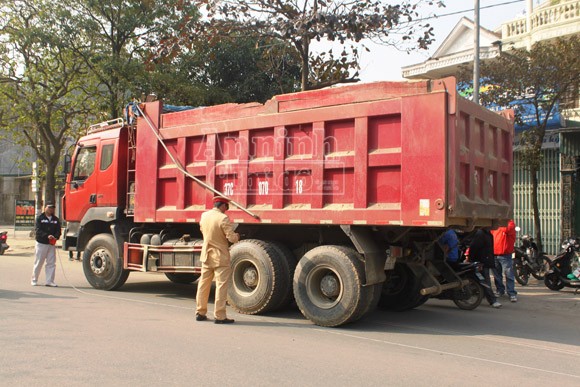 Xe tải kéo xe máy hơn 50m, một người chết thảm ảnh 2 Xe tải kéo xe máy hơn 50m, một người chết thảm ảnh 2