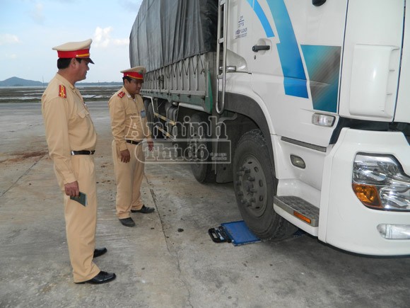 Xử lý nghiêm ô tô quá tải gây hư hỏng cầu, đường ảnh 1 Xử lý nghiêm ô tô quá tải gây hư hỏng cầu, đường ảnh 1