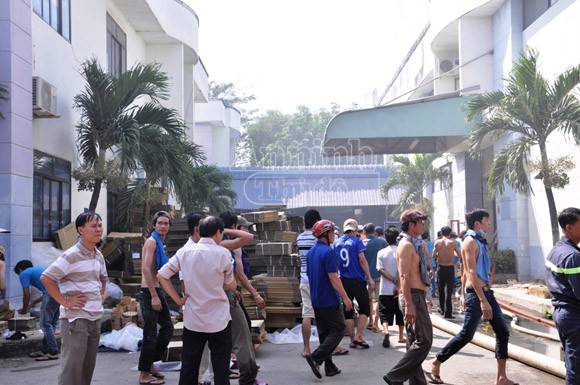 Hai công ty "rủ nhau" bốc cháy, hàng trăm công nhân tháo chạy toán loạn ảnh 2 Hai công ty "rủ nhau" bốc cháy, hàng trăm công nhân tháo chạy toán loạn ảnh 2