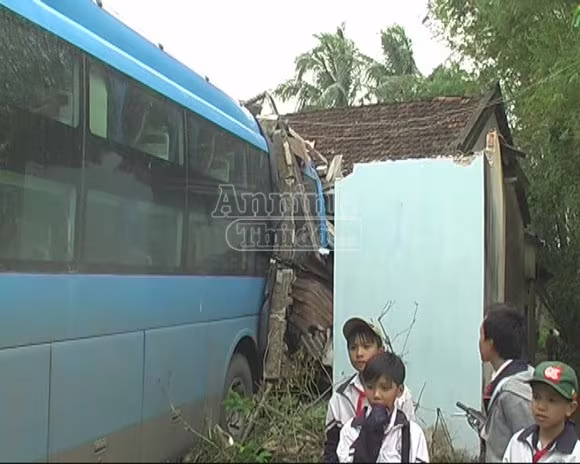 Nhà sập, nhiều người bị thương vì xe khách đối đầu xe tải ảnh 2 Nhà sập, nhiều người bị thương vì xe khách đối đầu xe tải ảnh 2