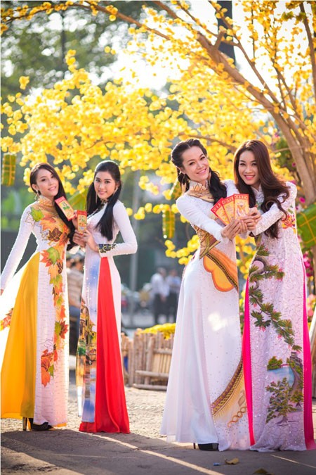 Người đẹp Việt rạng rỡ khoe sắc trong tà áo dài truyền thống ảnh 4 Người đẹp Việt rạng rỡ khoe sắc trong tà áo dài truyền thống ảnh 4
