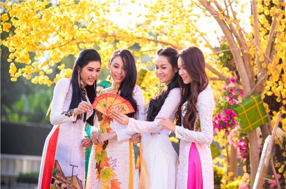 Người đẹp Việt rạng rỡ khoe sắc trong tà áo dài truyền thống ảnh 5 Người đẹp Việt rạng rỡ khoe sắc trong tà áo dài truyền thống ảnh 5