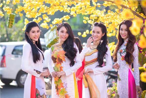 Người đẹp Việt rạng rỡ khoe sắc trong tà áo dài truyền thống ảnh 6 Người đẹp Việt rạng rỡ khoe sắc trong tà áo dài truyền thống ảnh 6