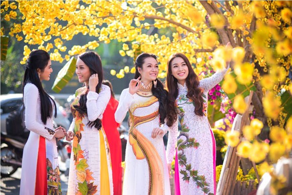 Người đẹp Việt rạng rỡ khoe sắc trong tà áo dài truyền thống ảnh 7 Người đẹp Việt rạng rỡ khoe sắc trong tà áo dài truyền thống ảnh 7