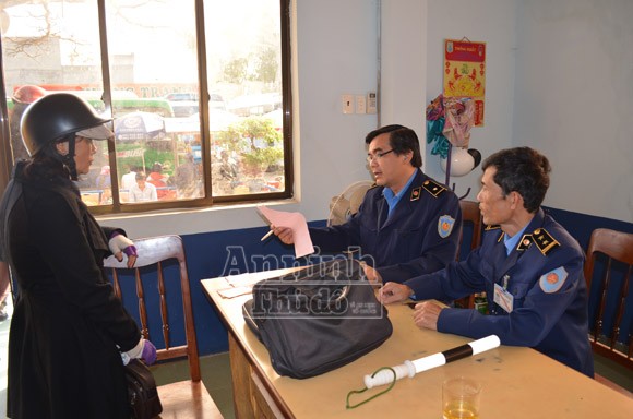 Thanh tra giao thông tăng cường kiểm tra, xử lý xe khách vi phạm ảnh 1 Thanh tra giao thông tăng cường kiểm tra, xử lý xe khách vi phạm ảnh 1