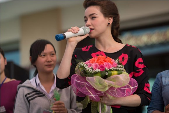 Hà Hồ cởi giầy, quậy tưng bừng với giới trẻ Cần Thơ ảnh 5 Hà Hồ cởi giầy, quậy tưng bừng với giới trẻ Cần Thơ ảnh 5