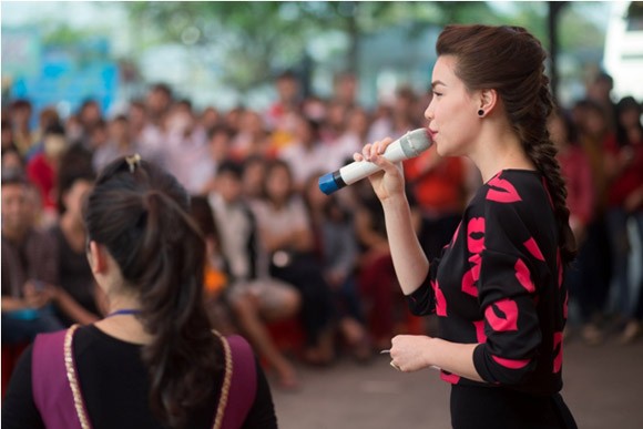Hà Hồ cởi giầy, quậy tưng bừng với giới trẻ Cần Thơ ảnh 6 Hà Hồ cởi giầy, quậy tưng bừng với giới trẻ Cần Thơ ảnh 6